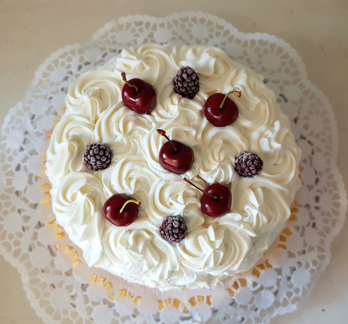 Tort cu crema de iaurt si fructe de padure