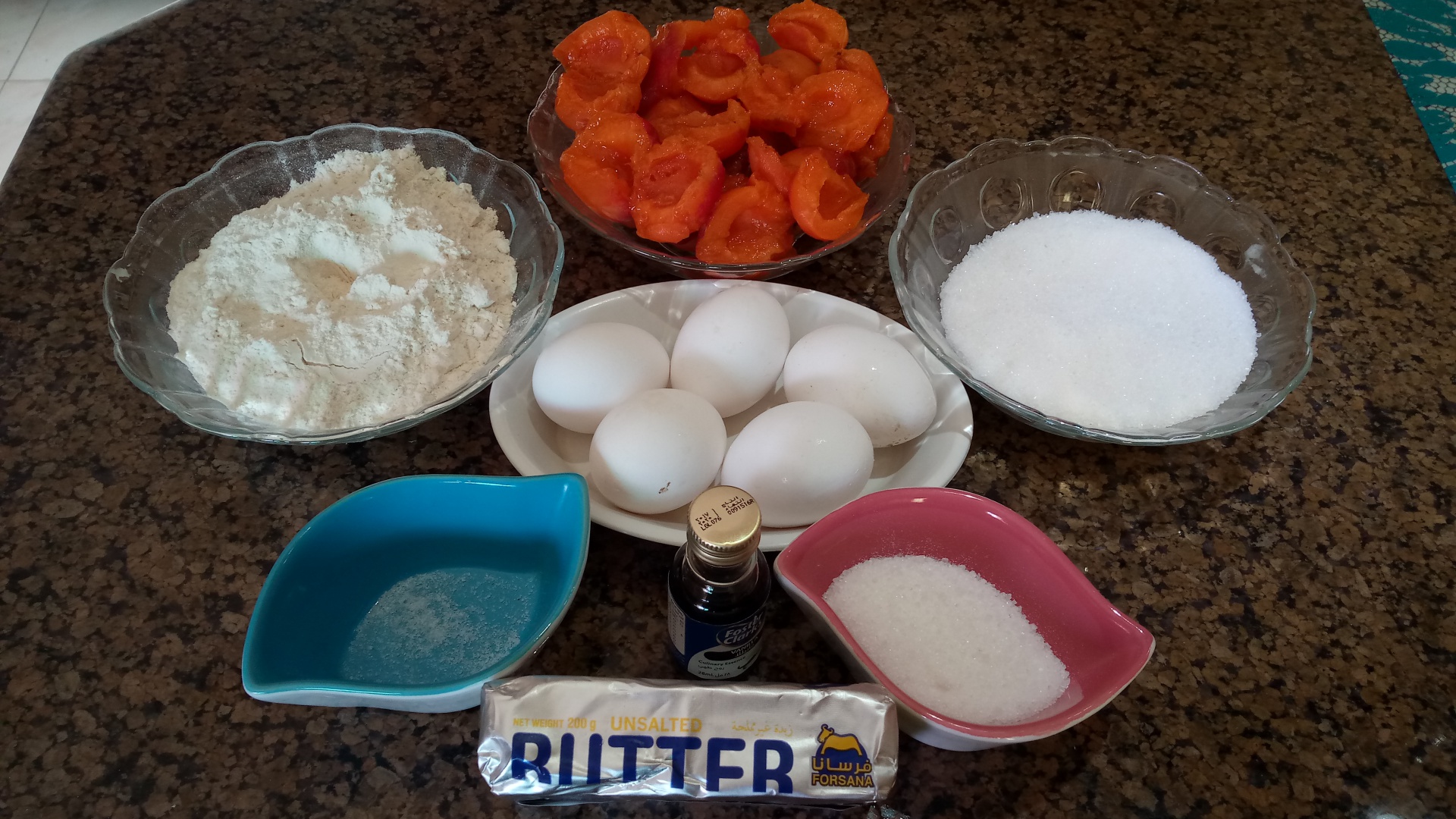 Tarta cu caise din blat de pandispan