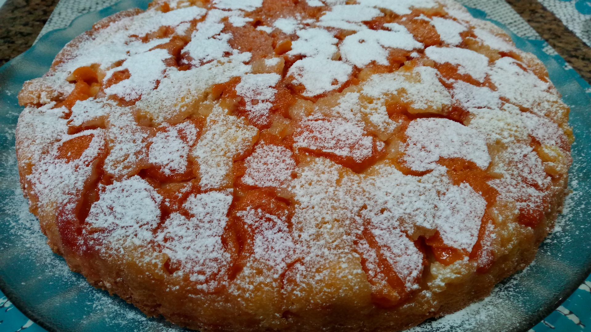 Tarta cu caise din blat de pandispan