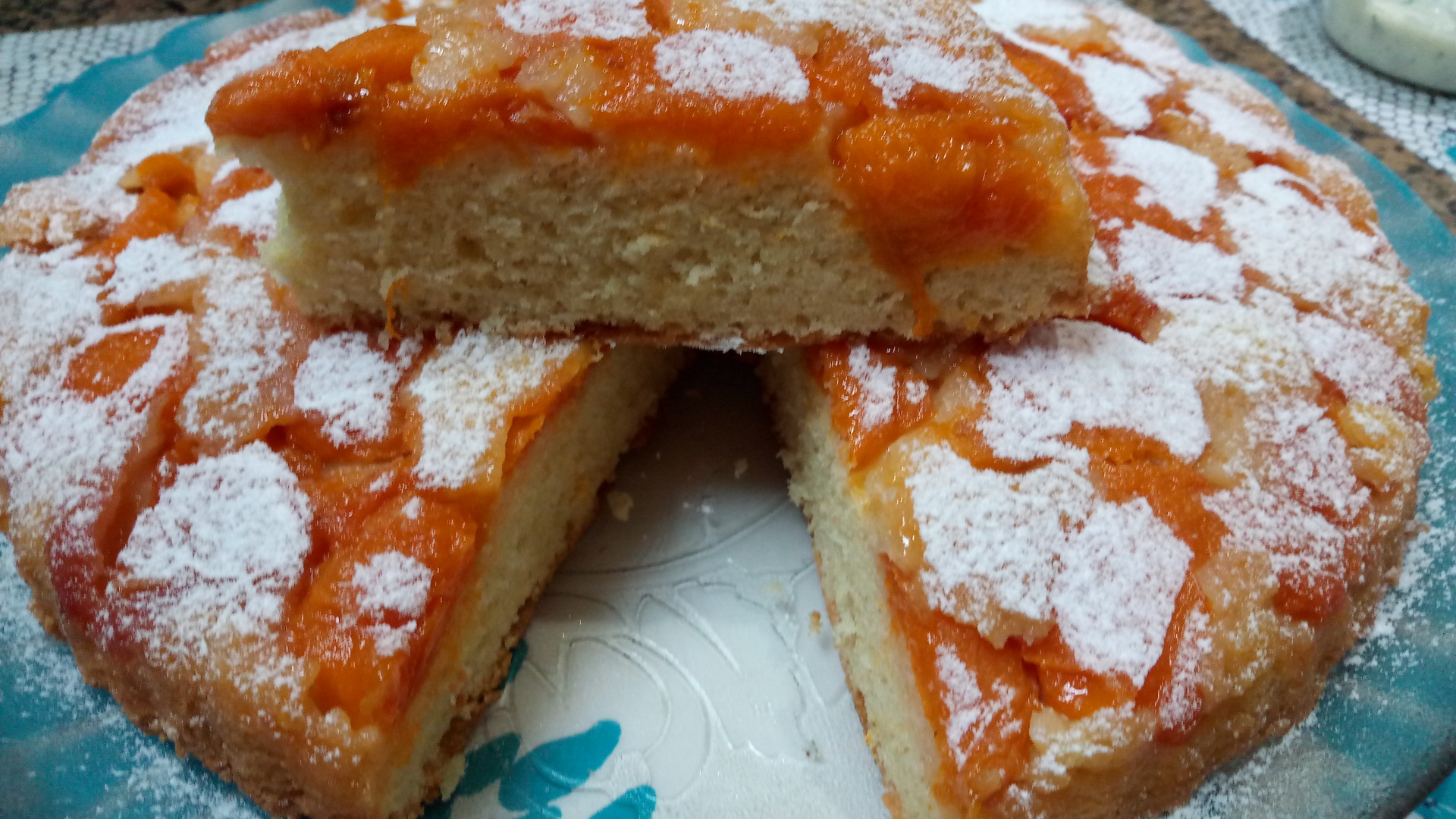 Tarta cu caise din blat de pandispan