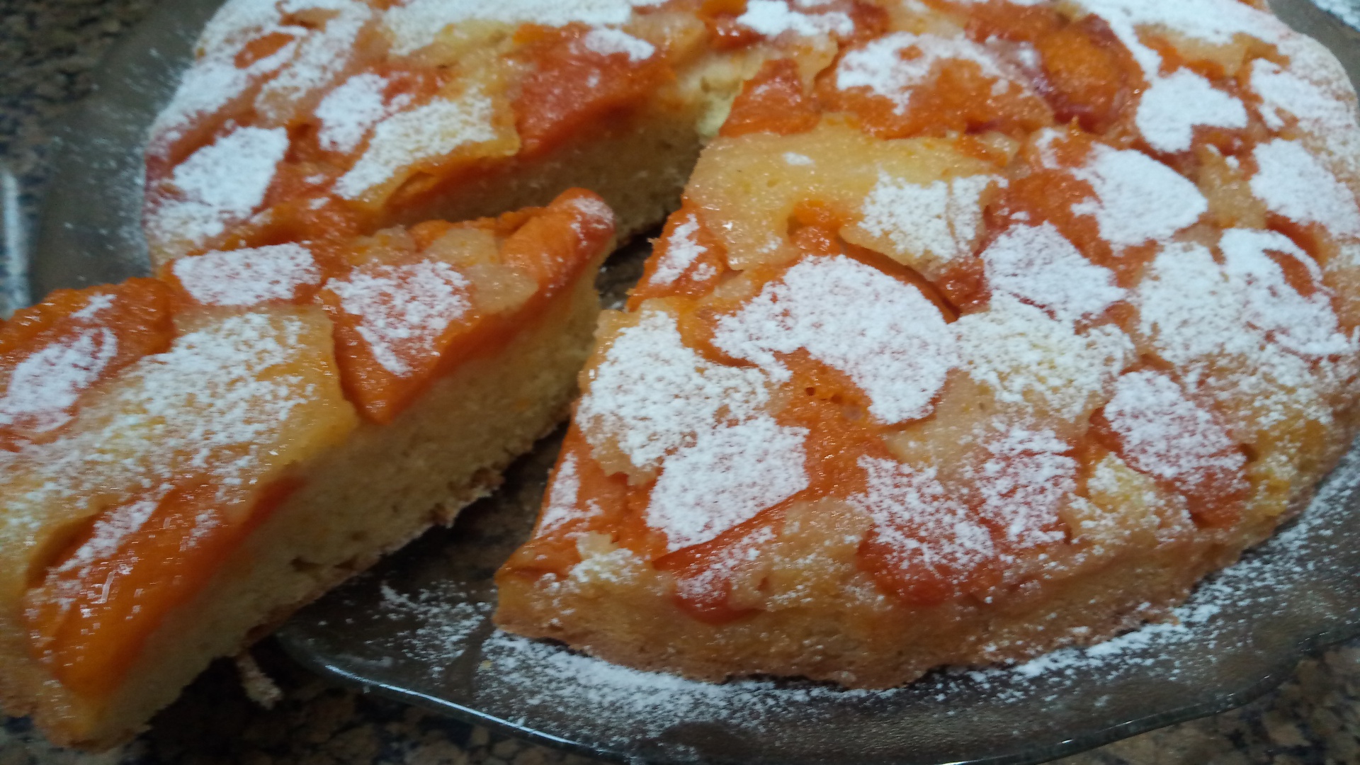 Tarta cu caise din blat de pandispan