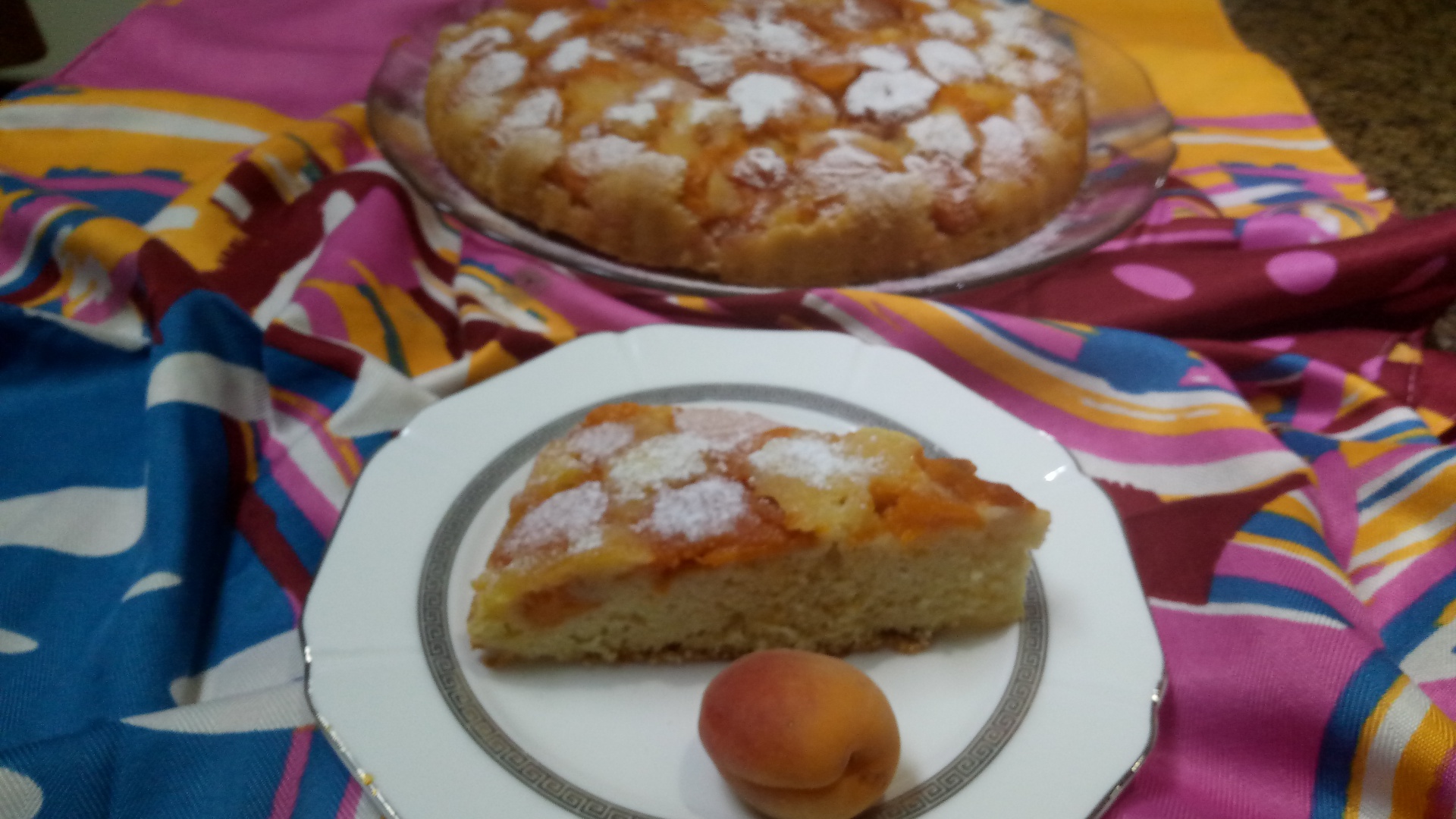 Tarta cu caise din blat de pandispan