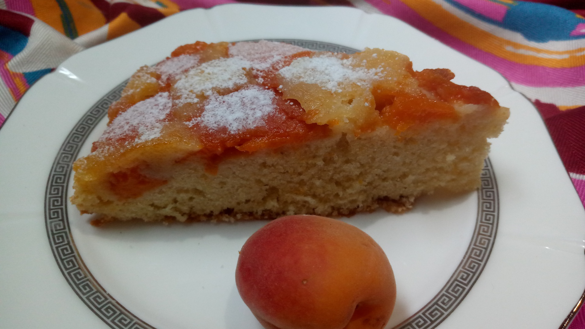 Tarta cu caise din blat de pandispan