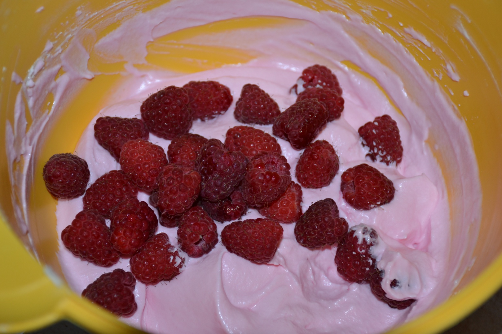 Tort trio cu crema de zmeura, ciocolata si mascarpone