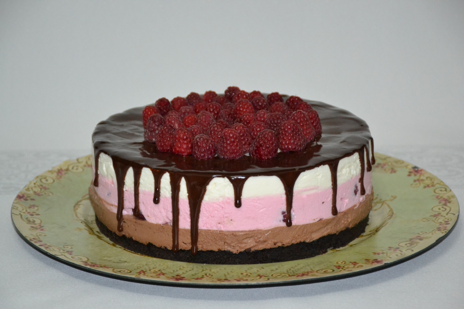 Tort trio cu crema de zmeura, ciocolata si mascarpone