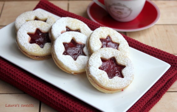 Fursecuri cu unt si gem de capsuni