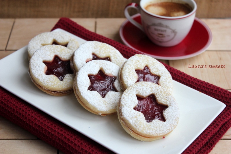 Fursecuri cu unt si gem de capsuni