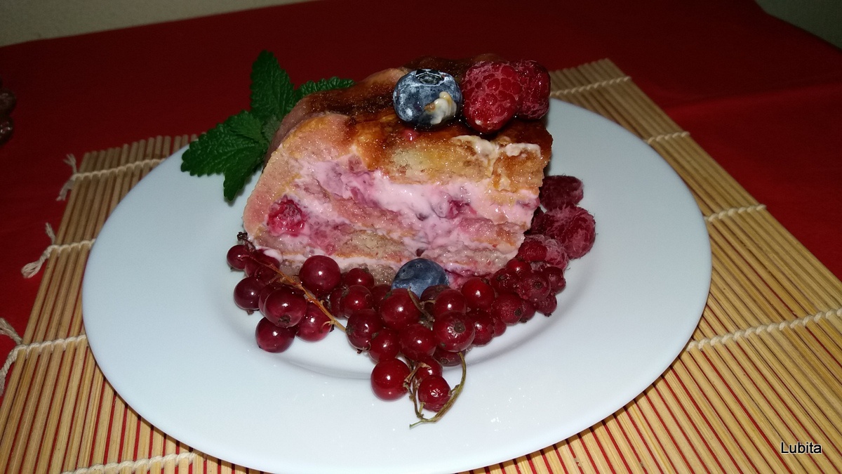 Sarlota cu fructe de padure