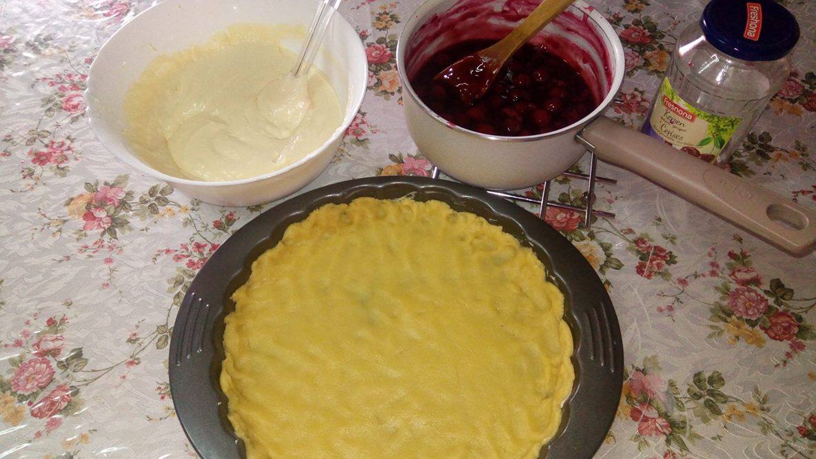 Tarta cu cirese si crema de branza