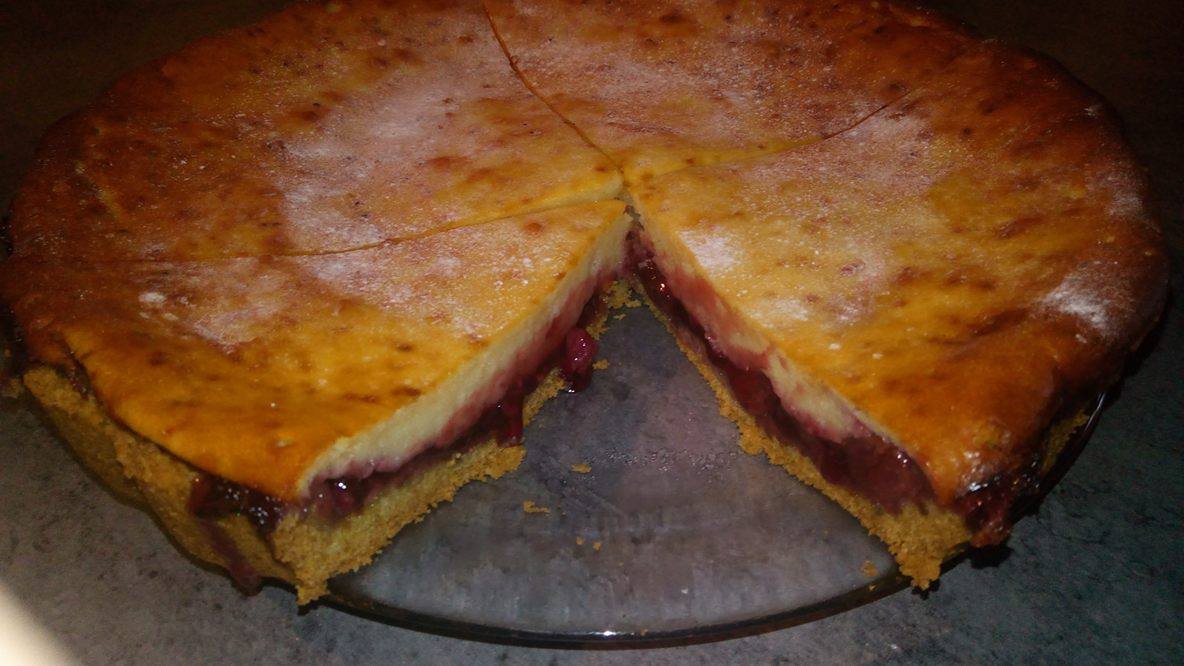 Tarta cu cirese si crema de branza