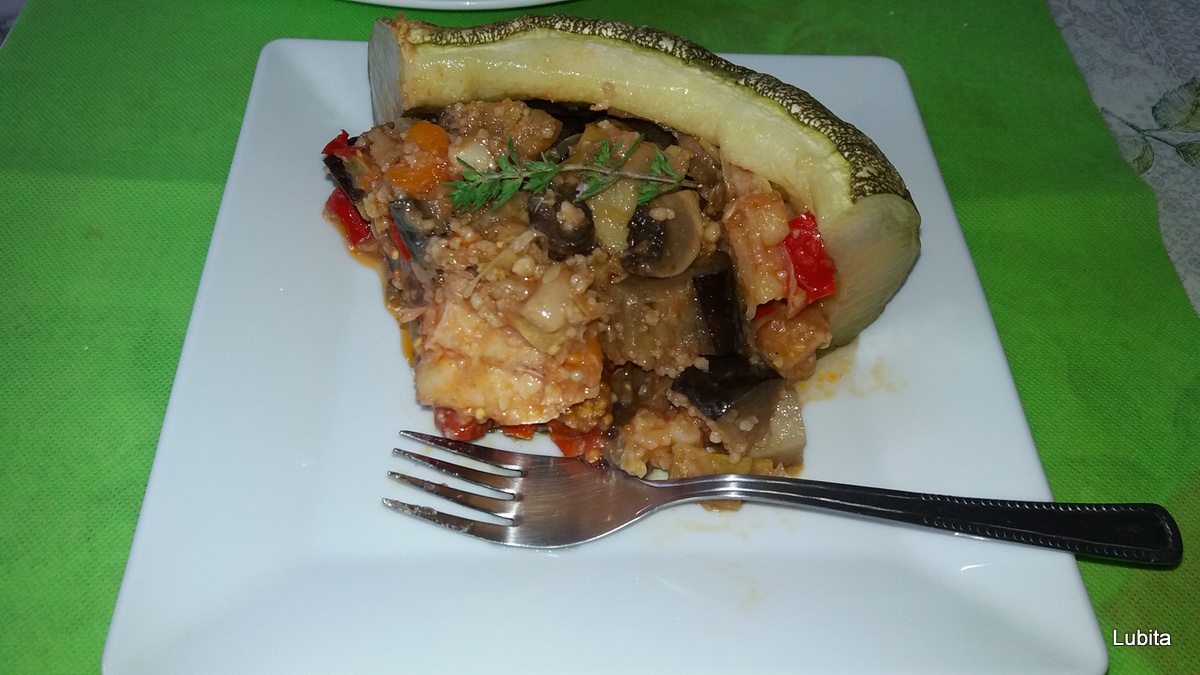 Dovlecel umplut cu legume