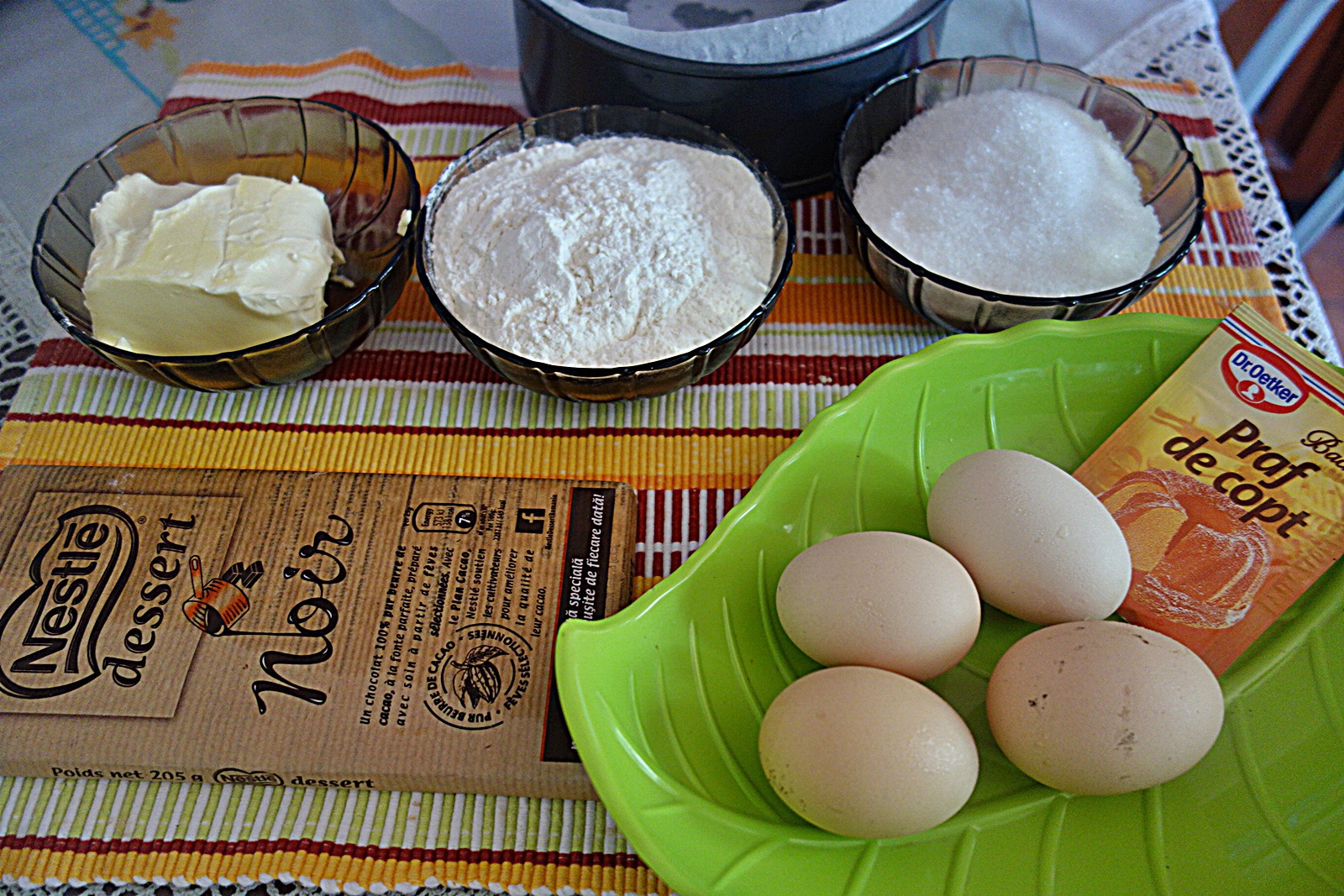 Tort cu ciocolata si caise