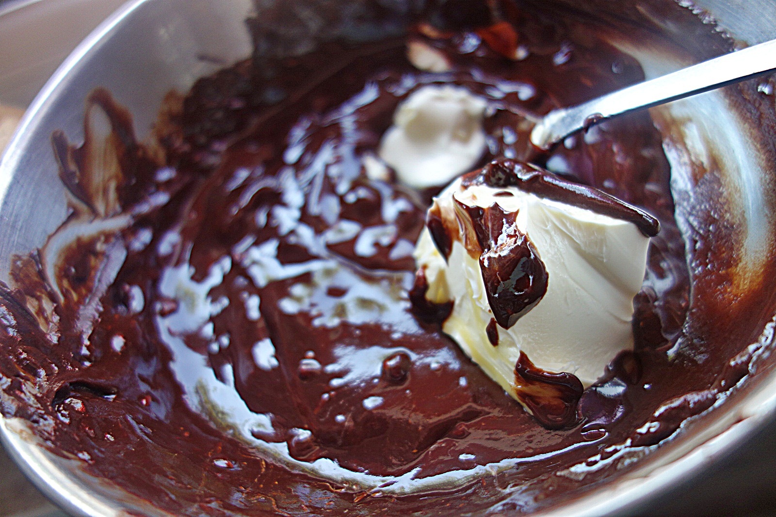 Tort cu ciocolata si caise