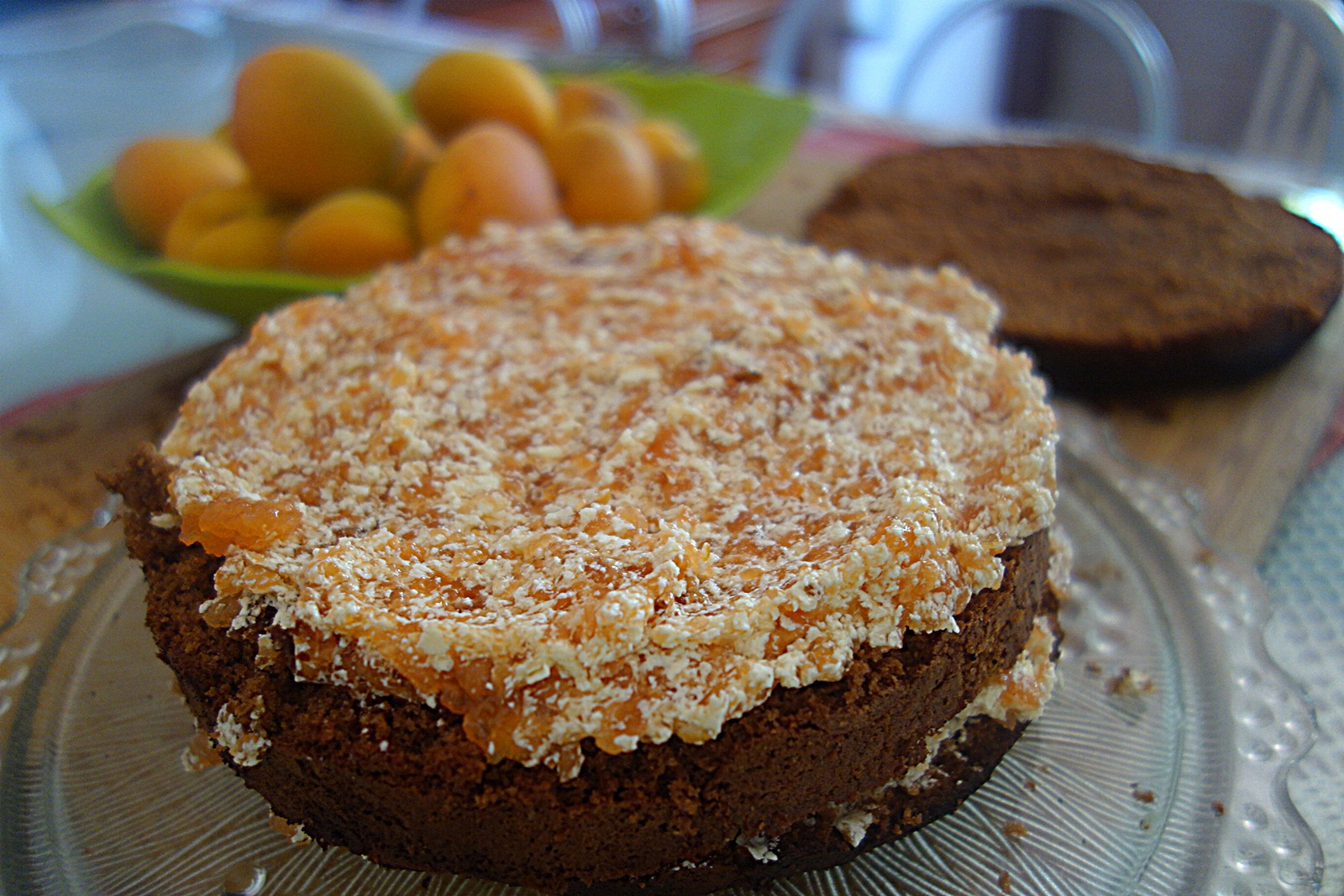 Tort cu ciocolata si caise