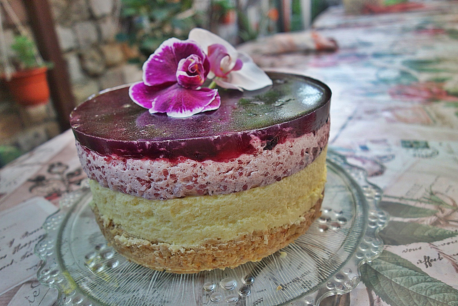 Cheesecake cu piure de ananas, perle de tapioca si dulceata de coacaze