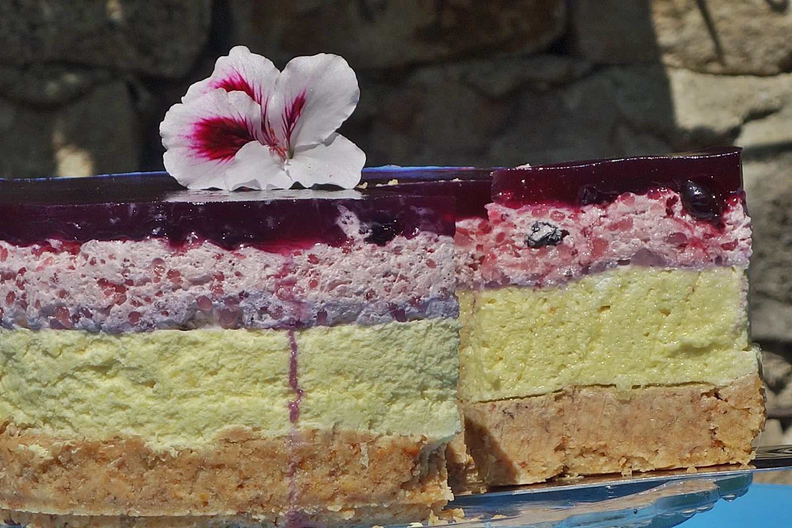 Cheesecake cu piure de ananas, perle de tapioca si dulceata de coacaze