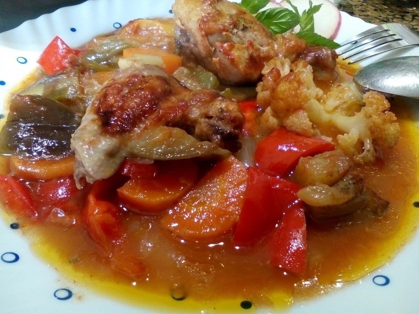 Pui la cuptor pe pat de legume