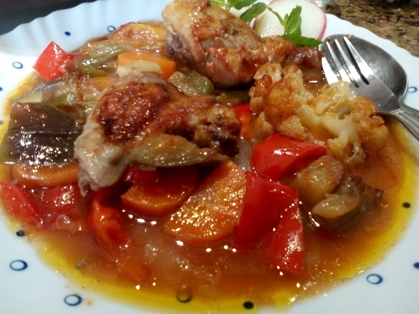 Pui la cuptor pe pat de legume