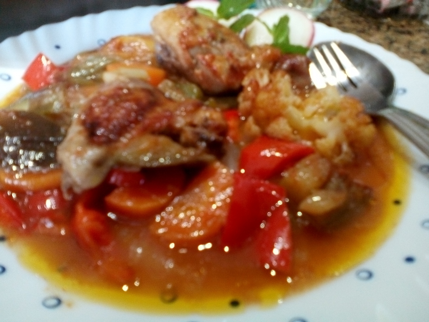 Pui la cuptor pe pat de legume