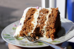 Tort de morcovi cu nuca