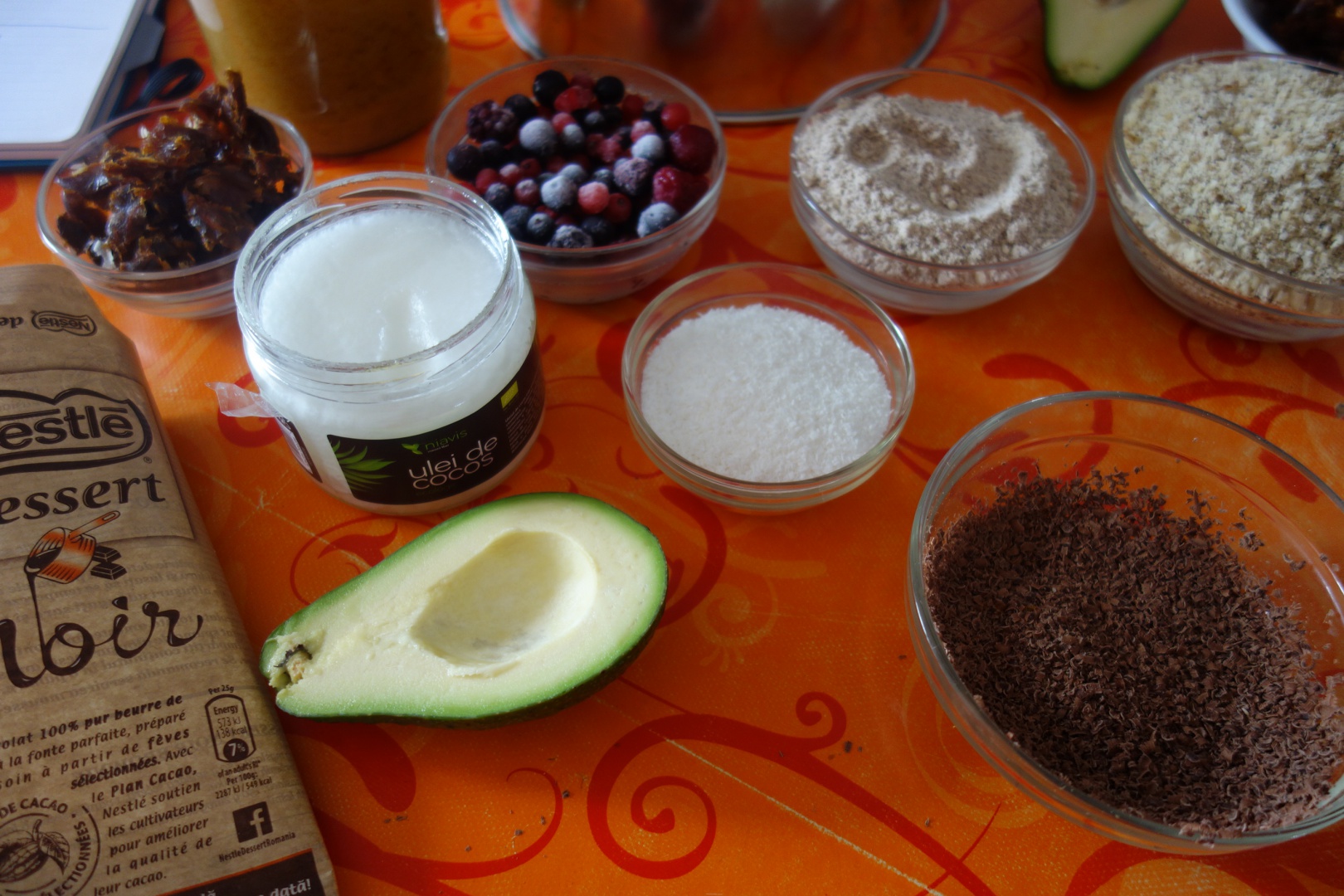 Tort raw-vegan cu ciocolata noir si fructe de padure