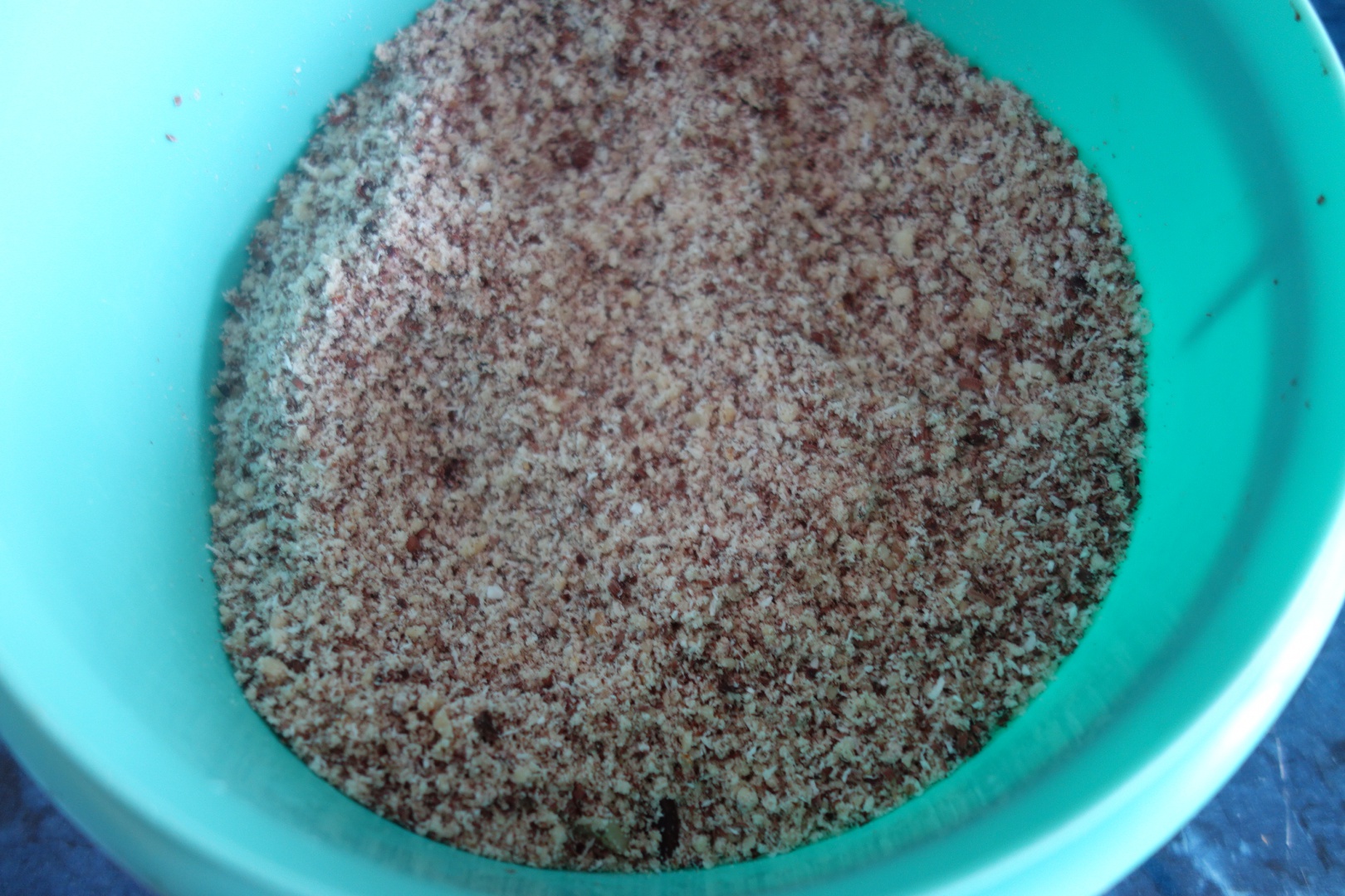 Tort raw-vegan cu ciocolata noir si fructe de padure