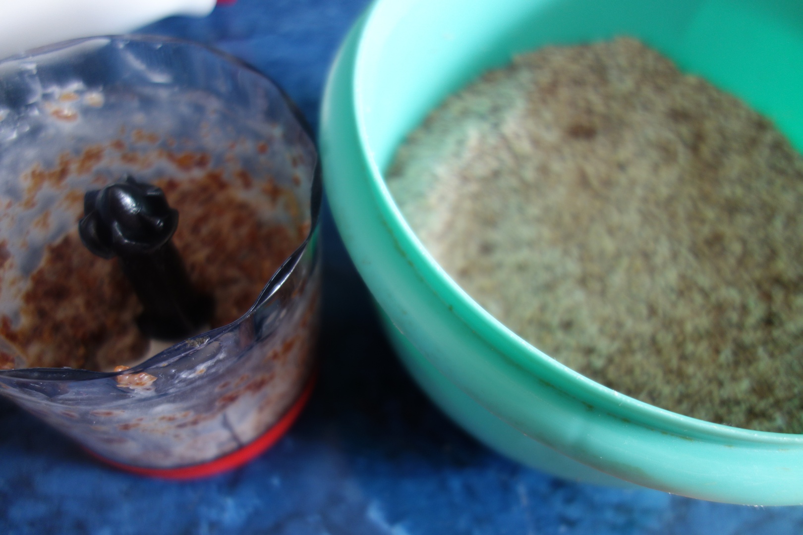 Tort raw-vegan cu ciocolata noir si fructe de padure