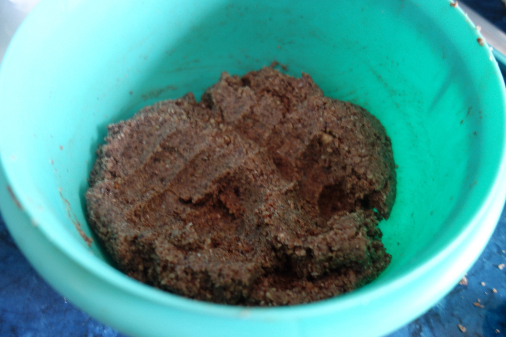 Tort raw-vegan cu ciocolata noir si fructe de padure