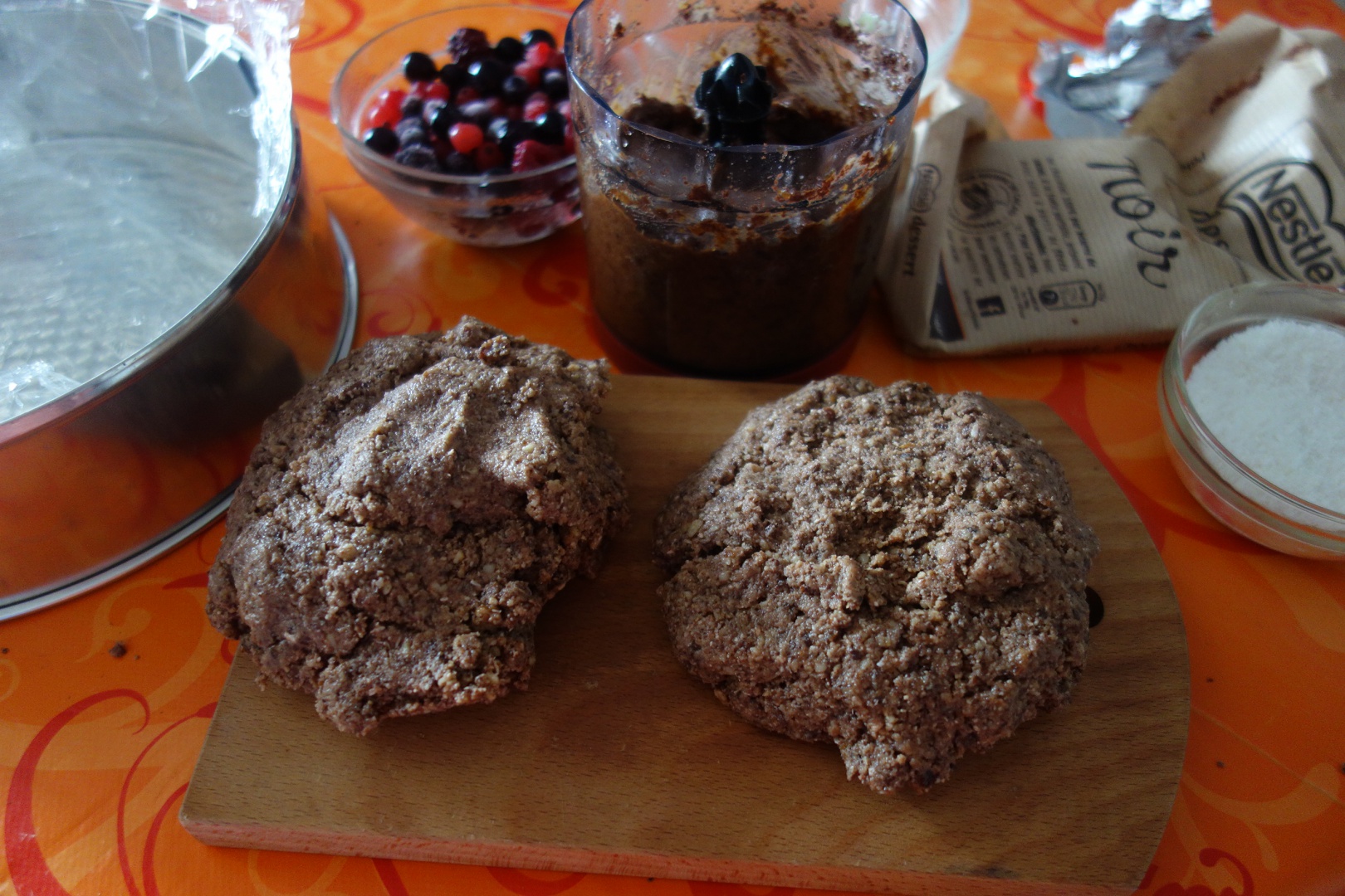 Tort raw-vegan cu ciocolata noir si fructe de padure