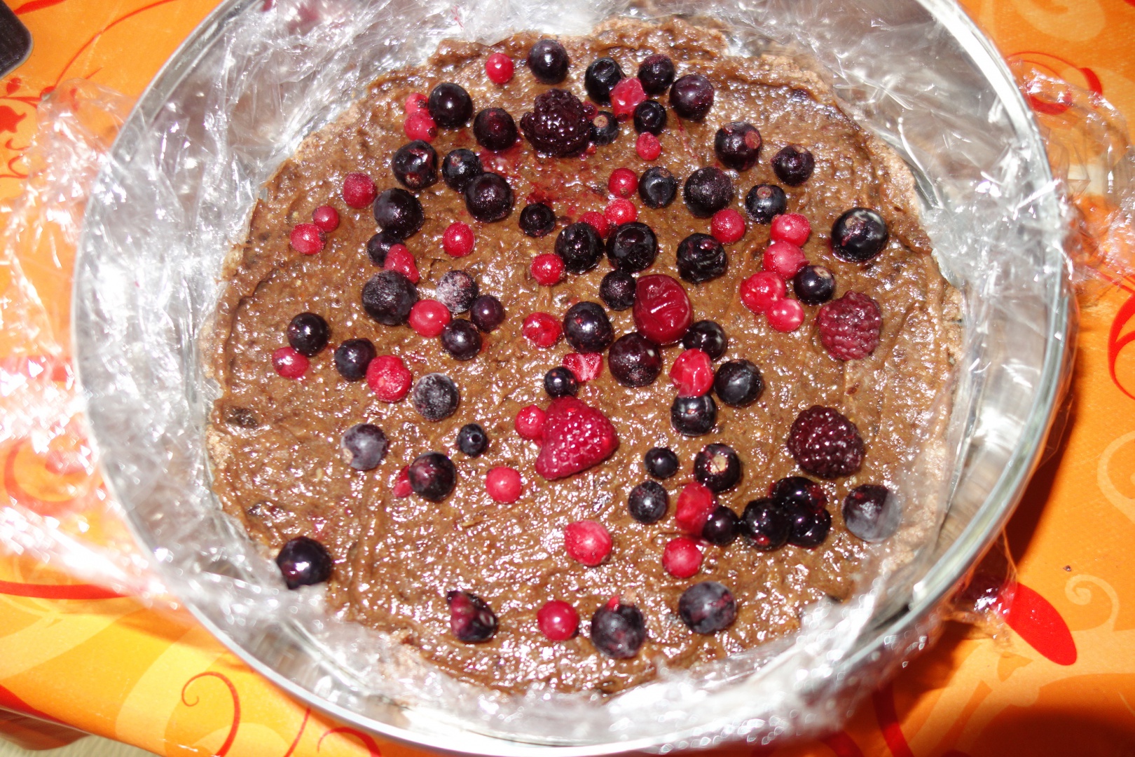 Tort raw-vegan cu ciocolata noir si fructe de padure