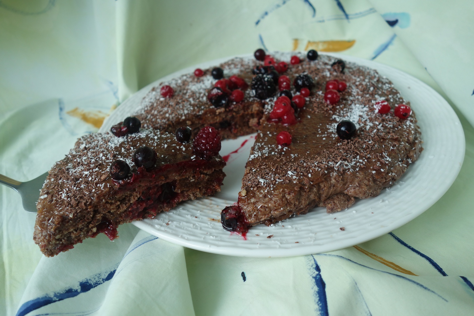 Tort raw-vegan cu ciocolata noir si fructe de padure