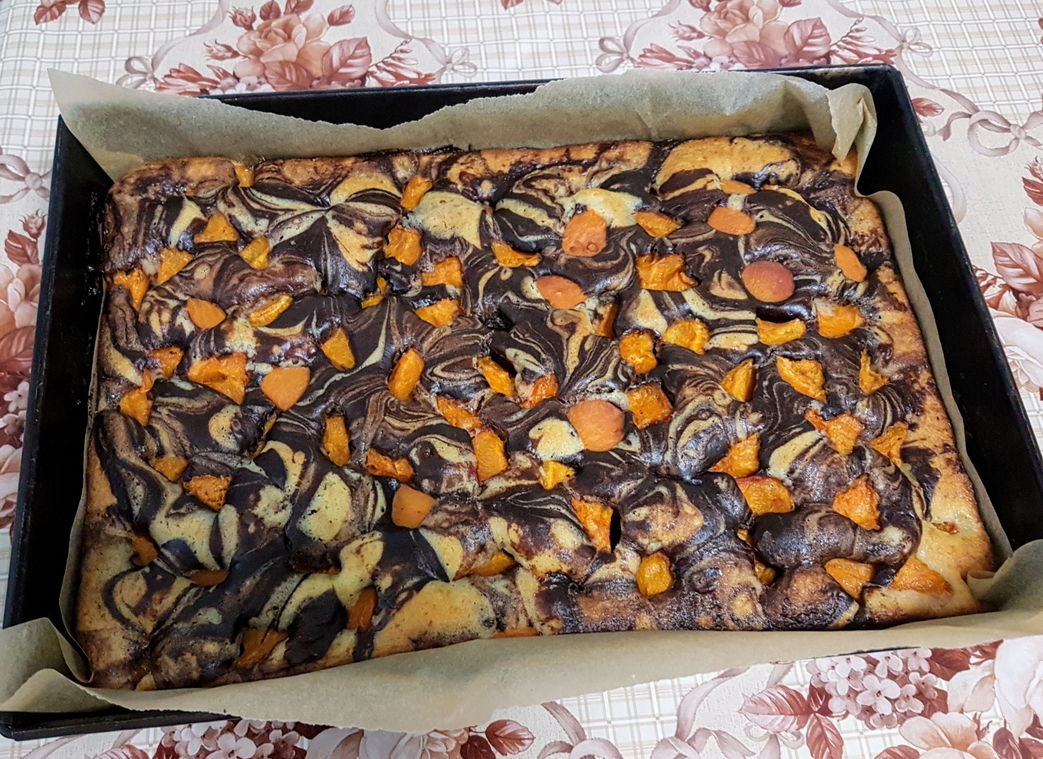 Prajitura marmorata cu caise