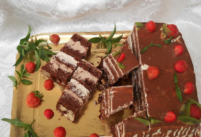 Tort cu crema de cirese si ciocolata