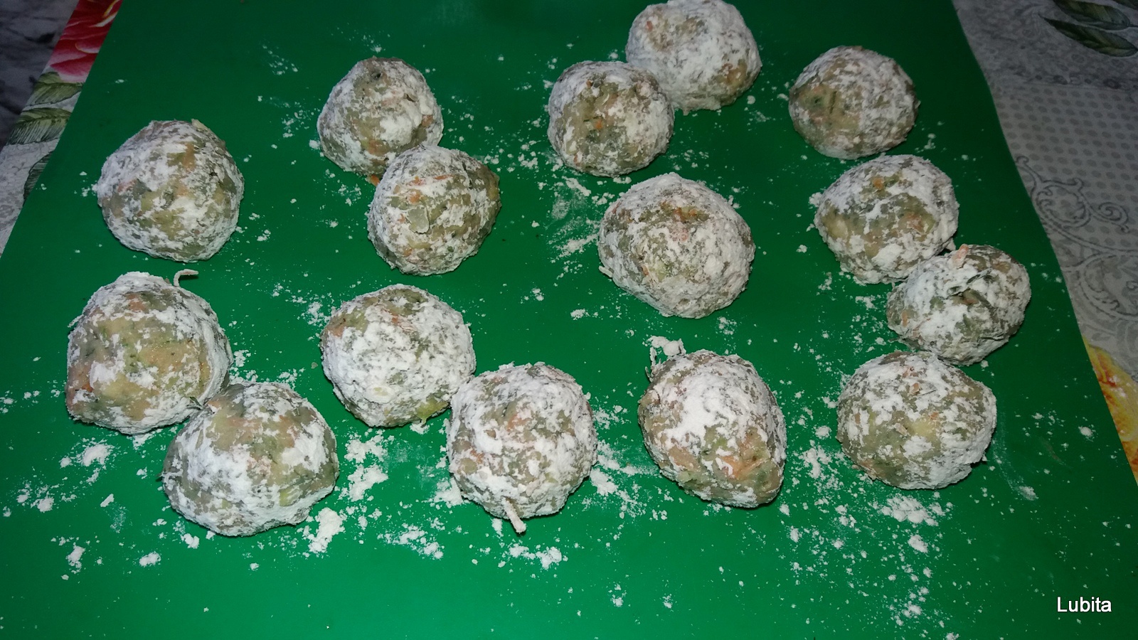 Perisoare de dovlecei cu sos de smantana de soia