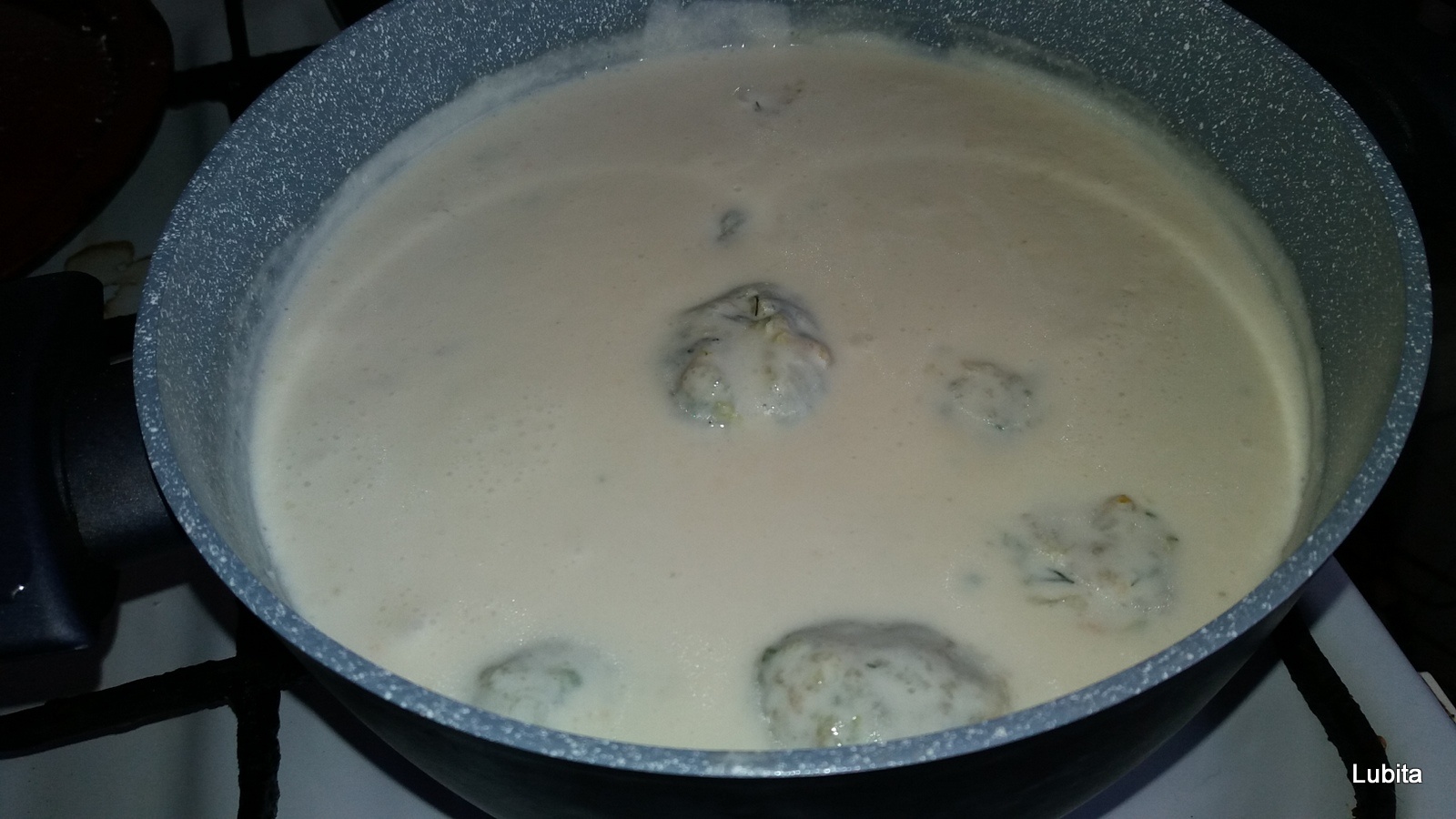 Perisoare de dovlecei cu sos de smantana de soia