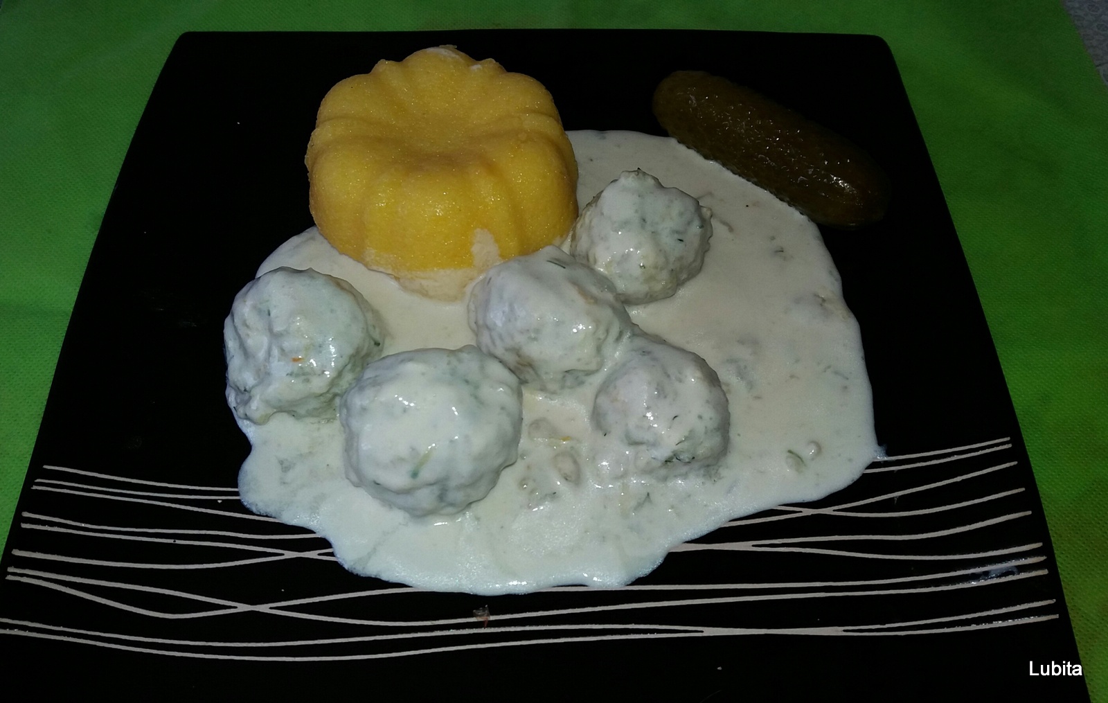 Perisoare de dovlecei cu sos de smantana de soia