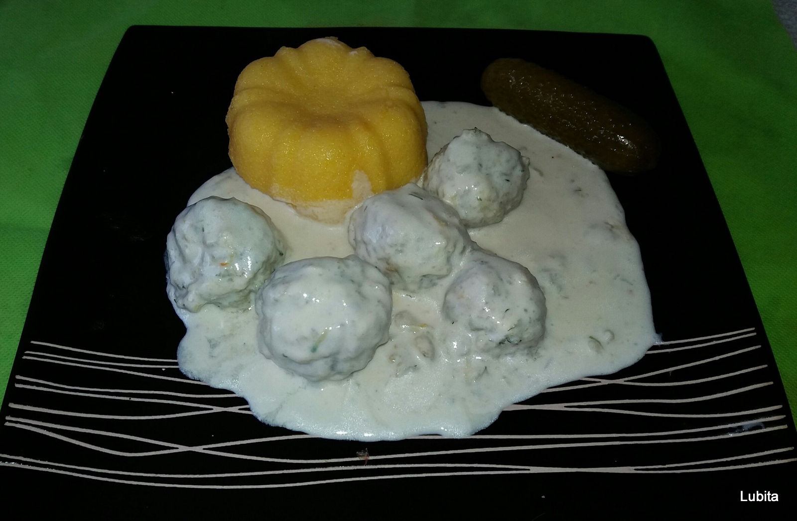 Perisoare de dovlecei cu sos de smantana de soia