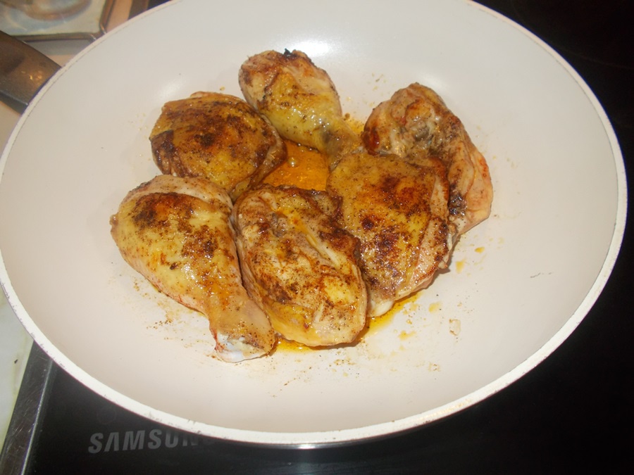 Pulpe de pui cu sos de ton, cartofi taranesti si salata de rosii