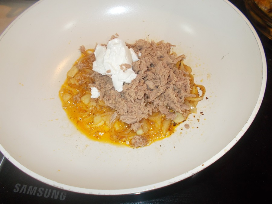 Pulpe de pui cu sos de ton, cartofi taranesti si salata de rosii