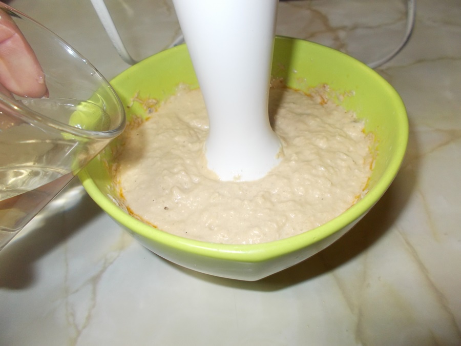 Pulpe de pui cu sos de ton, cartofi taranesti si salata de rosii