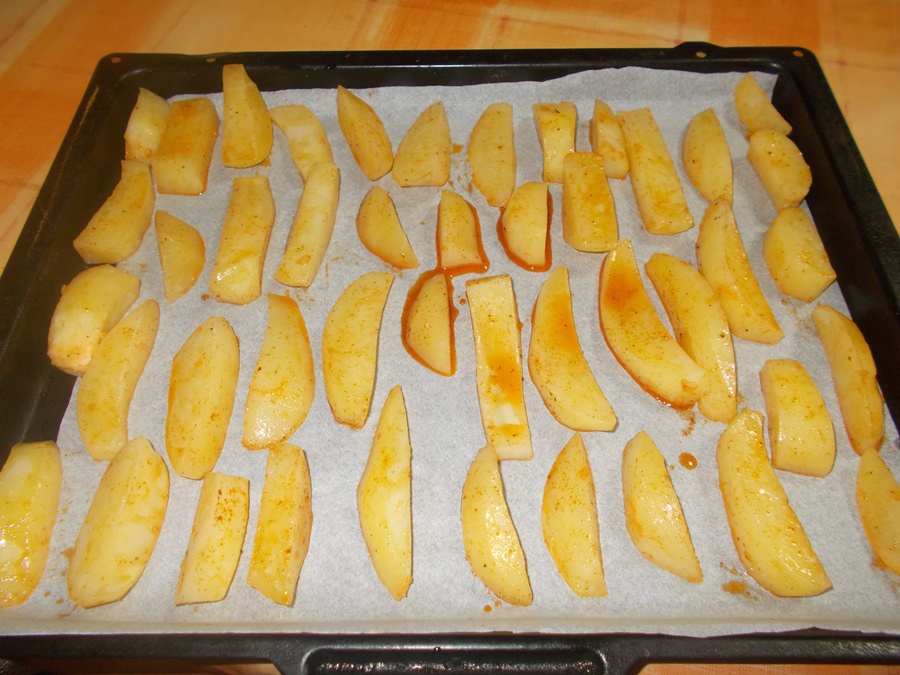 Pulpe de pui cu sos de ton, cartofi taranesti si salata de rosii