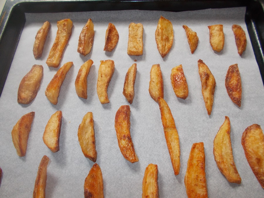 Pulpe de pui cu sos de ton, cartofi taranesti si salata de rosii