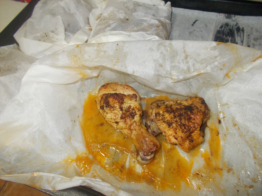 Pulpe de pui cu sos de ton, cartofi taranesti si salata de rosii