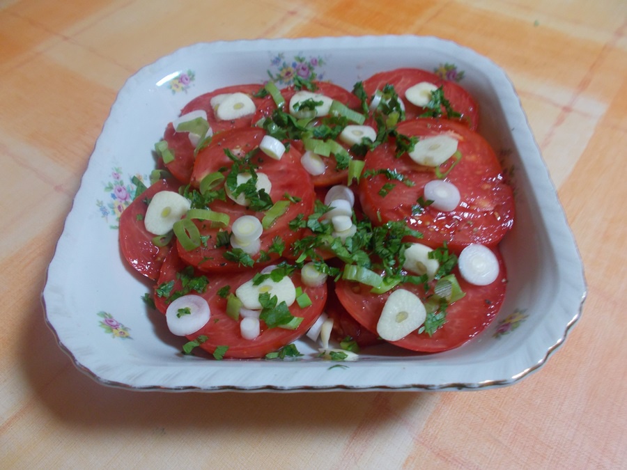 Pulpe de pui cu sos de ton, cartofi taranesti si salata de rosii