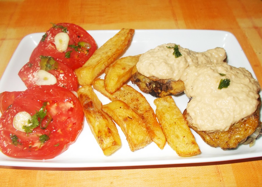 Pulpe de pui cu sos de ton, cartofi taranesti si salata de rosii