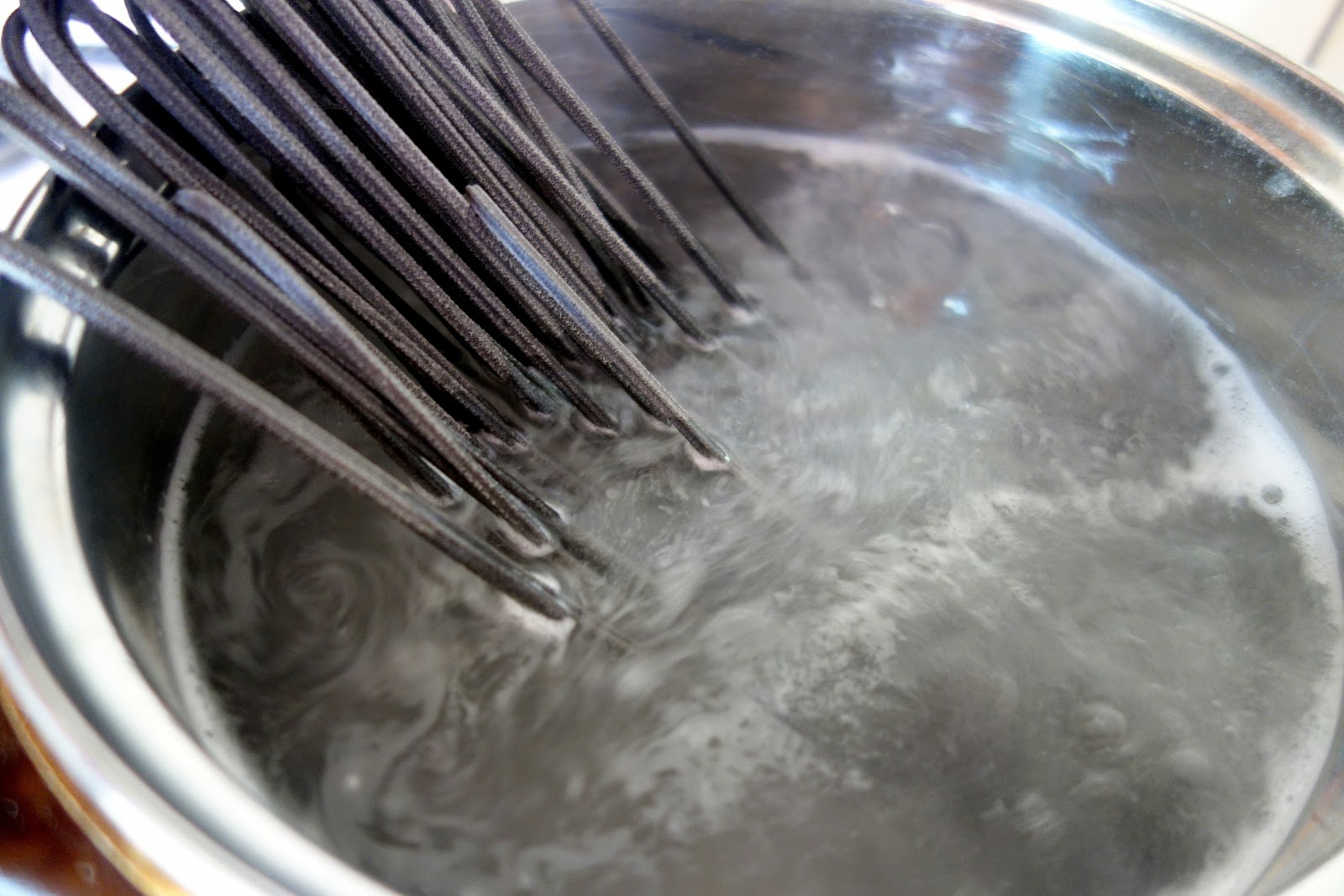 Spaghete negre cu cerneală de sepie cu creveti in sos de cocos