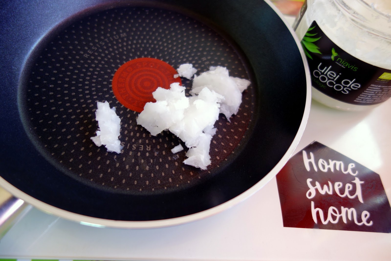 Spaghete negre cu cerneală de sepie cu creveti in sos de cocos