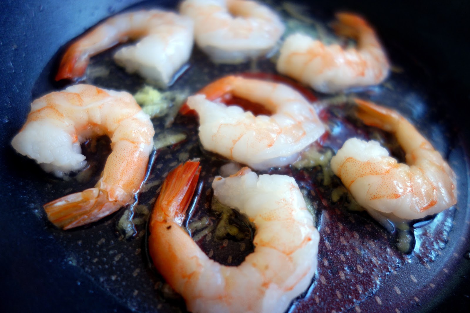 Spaghete negre cu cerneală de sepie cu creveti in sos de cocos