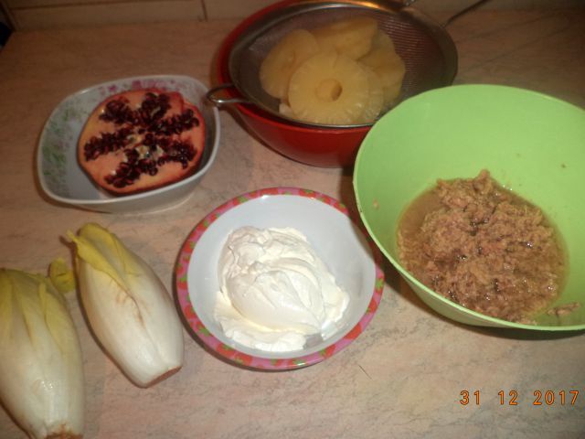 Barcute de andive umplute cu salata exotica