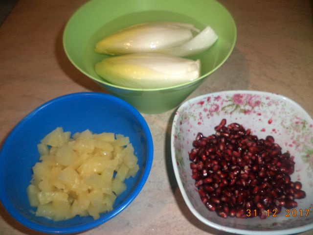 Barcute de andive umplute cu salata exotica